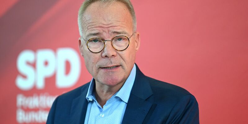  Der SPD-Bundestagsfraktionsvorsitzende Miersch will das Rentenpaket in der kommenden Woche verabschieden. - Foto: Elisa Schu/dpa