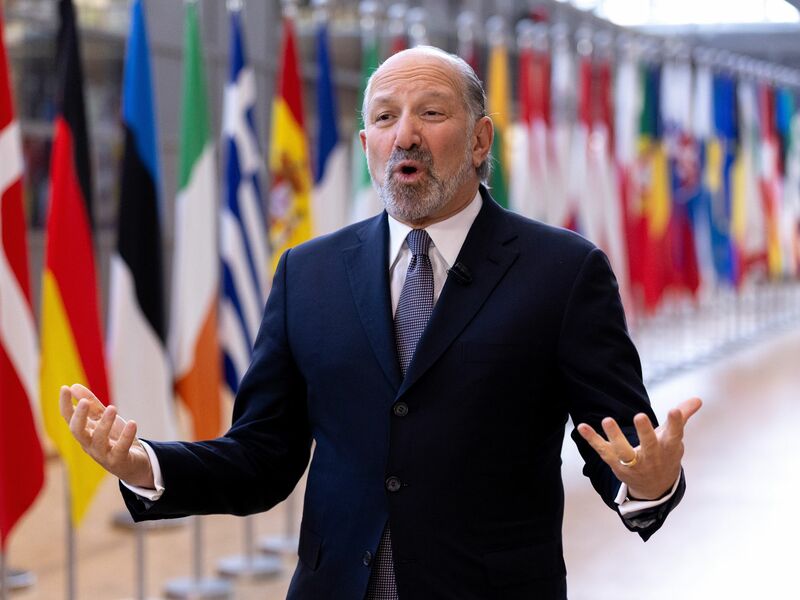 US-Handelsminister Howard Lutnick spricht mit Medien in Brüssel. - Foto: Omar Havana/AP/dpa