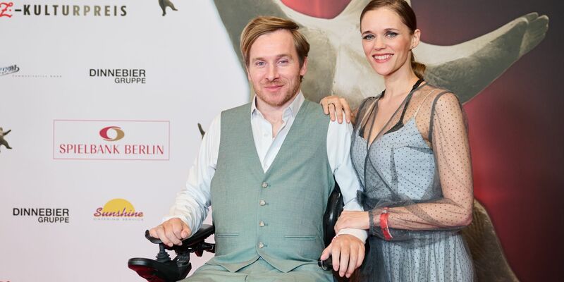 Mit ihrem Sohn Romeo Casper sind Samuel und Sarah Koch jetzt zu dritt. (Archivbild) - Foto: Annette Riedl/dpa