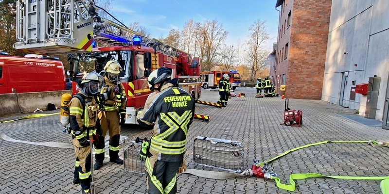 FW Voerde: Feuerwehren aus Hamminkeln, Hünxe und Voerde trainieren gemeinsam in Münster - Foto: presseportal.de