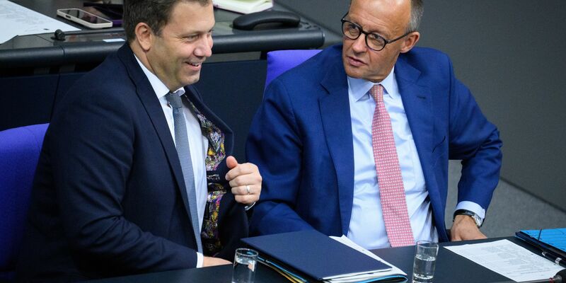 Am Dienstag Klingbeil, am Mittwoch Merz: Vizekanzler und Kanzler reden in der Haushaltswoche im Bundestag. - Foto: Bernd von Jutrczenka/dpa