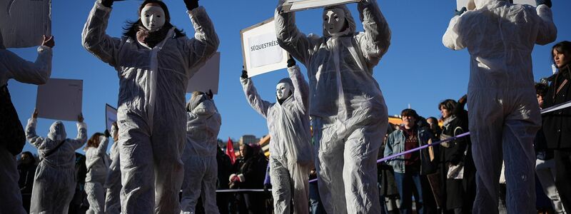 Am Internationalen Tag zur Beseitigung von Gewalt gegen Frauen gibt es stets Protestaktionen. - Foto: Laurent Cipriani/AP/dpa
