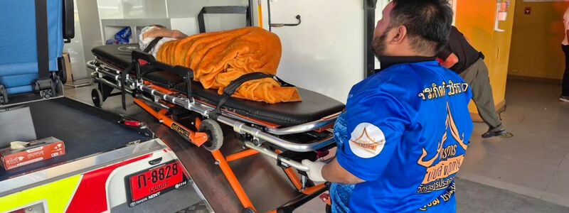 Die Frau wurde ins Krankenhaus gebracht - offenbar litt sie unter einem niedrigen Blutzuckerspiegel. - Foto: Uncredited/Wat Rat Prakhong Tham/AP/dpa