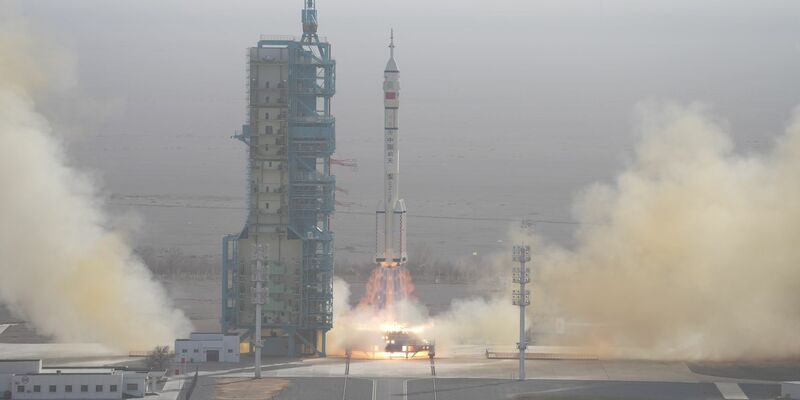 China hat früher als geplant die «Shenzhou 22» ins All geschickt.  - Foto: Li Minggang/XinHua/dpa