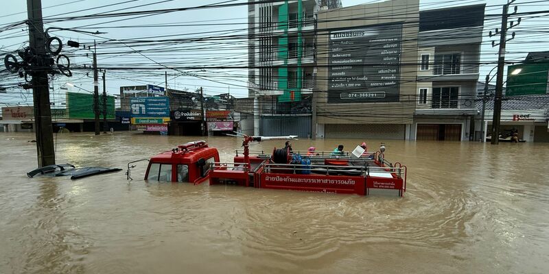 Viele Menschen sind nur noch mit Booten erreichbar. - Foto: Uncredited/AP/dpa