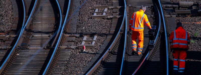Die Bundesregierung will Milliarden in Straßen, Schienen und Verteidigung investieren. (Symbolbild) - Foto: Jens Büttner/dpa