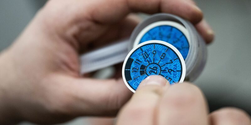 Nach der Hauptuntersuchung gibt es künftig nicht mehr nur die Plakette und den Prüfbericht auf Papier. (Archivbild) - Foto: Marijan Murat/dpa/dpa-tmn