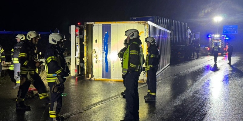 FW-EN: Anhänger kippt um - Foto: presseportal.de