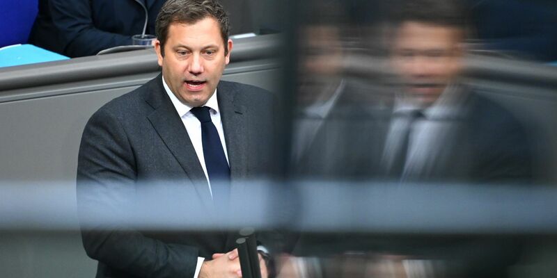 Klingbeil verteidigte seinen Etat.  - Foto: Elisa Schu/dpa