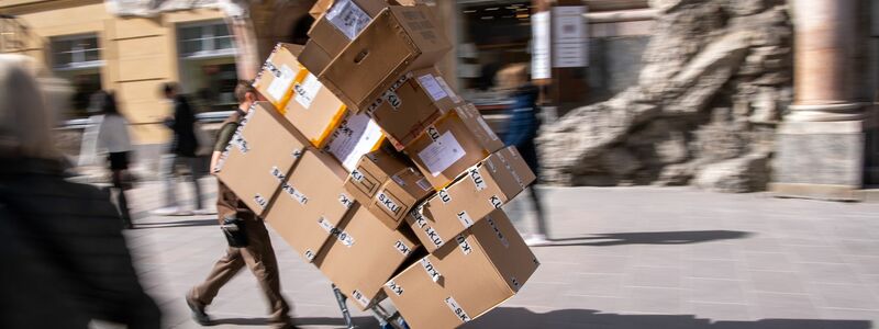 Ganz schön viel zu tun: ein Paketbote bei der Arbeit. - Foto: Peter Kneffel/dpa