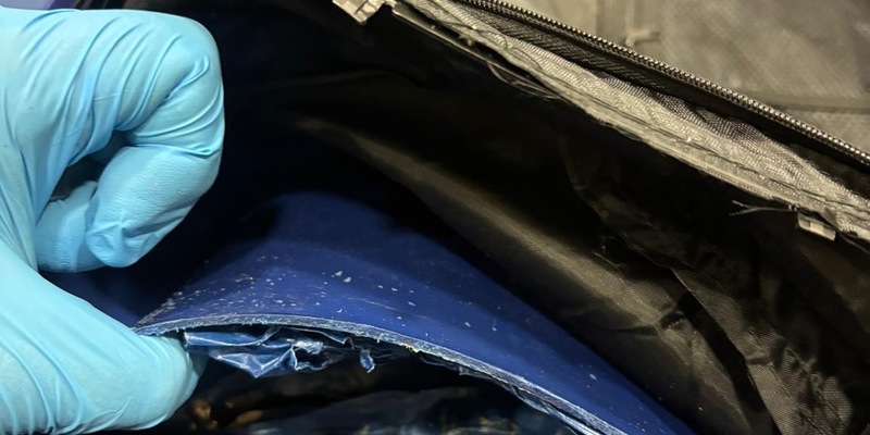 HZA-IZ: Zoll am Hamburger Flughafen stellt Schmuggler mit 5 Kilogramm Heroin im Gepäck / 56-jähriger Mann in Untersuchungshaft - Foto: presseportal.de