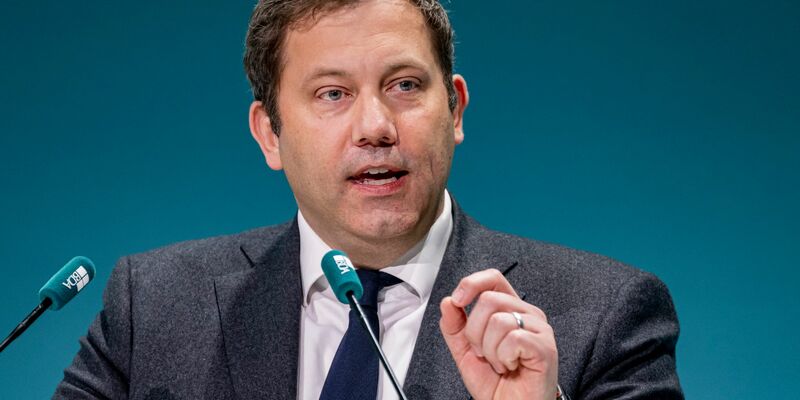 SPD-Chef Lars Klingbeil will im Rentenstreit hart bleiben.  - Foto: Fabian Sommer/dpa