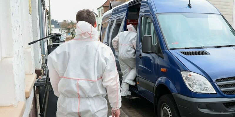Die Spurensicherung der Polizei ist im Einsatz. - Foto: Brandon Lee Posse/dpa