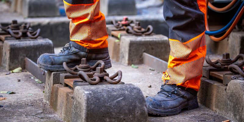 Die Arbeiter waren laut Polizei mit Gleisarbeiten in der Oberpfalz beschäftigt. (Symbolbild) - Foto: Jens Büttner/dpa