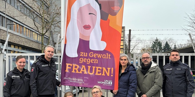 POL-CE: Polizeiinspektion Celle setzt Zeichen gegen Gewalt an Frauen - Orangefarbene Fahne gehisst - Foto: presseportal.de