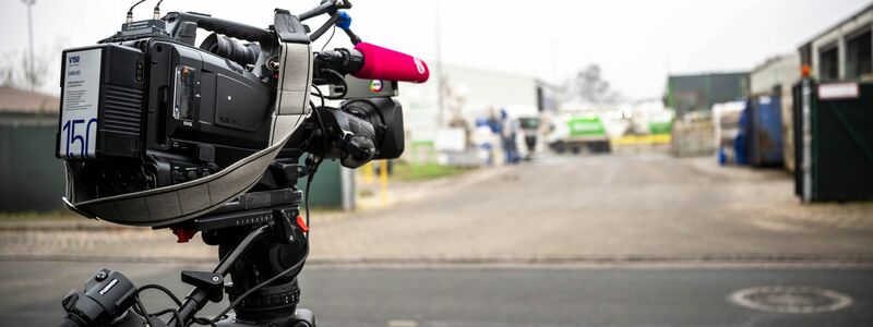 Das Firmengelände eines Entsorgungsbetriebes im Bereich Industriehäfen. An unbekannter Stelle auf dem Gelände eines Entsorgungsbetriebes ist ein toter Säugling im Müll gefunden worden. - Foto: Sina Schuldt/dpa