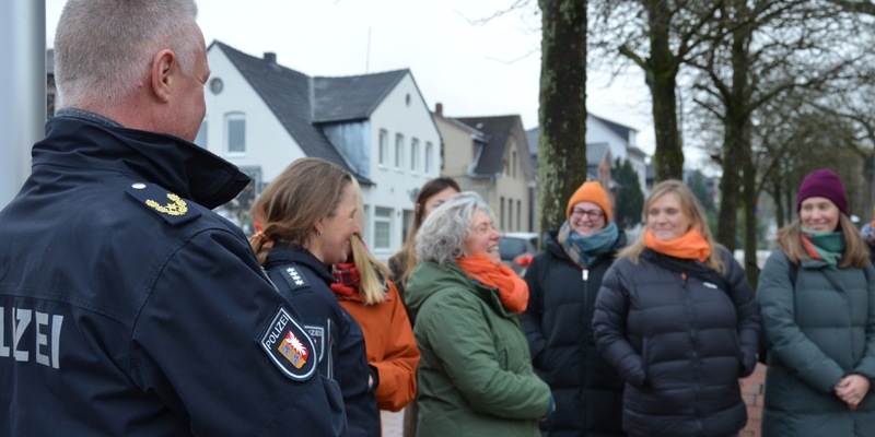 POL-IZ: 251125.4 Itzehoe: Gemeinsames Zeichen gegen Gewalt an Frauen zum Orange Day - Foto: presseportal.de