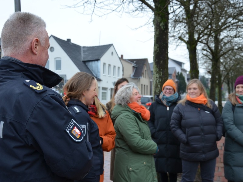 POL-IZ: 251125.4 Itzehoe: Gemeinsames Zeichen gegen Gewalt an Frauen zum Orange Day - Foto: presseportal.de