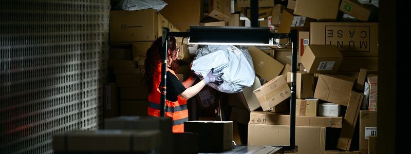 In der Vorweihnachtszeit sind die Paketmassen besonders groß.  - Foto: Sebastian Christoph Gollnow/dpa