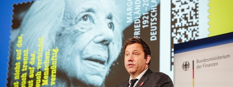 Zu Ehren von Margot Friedländer (1921-2025) wurde eine Sonderbriefmarke herausgegeben. - Foto: Kay Nietfeld/dpa