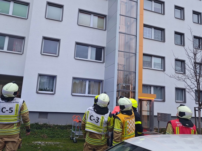 FW Dresden: Wohnungsbrand in Mehrfamiliengebäude - Foto: presseportal.de