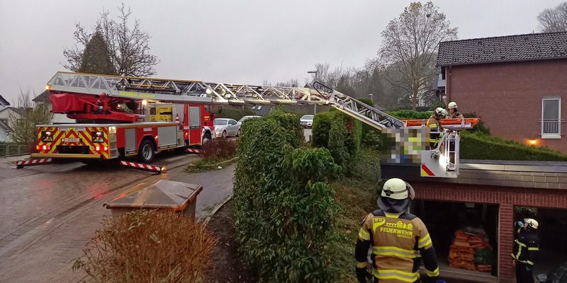 FW-EN: Mehrere Einsätze beschäftigten die Feuerwehr am Wochenbeginn - Feuerwehr und Rettungsdienst retteten Mann vom Garagendach - Mehrere Paralleleinsätze - Foto: presseportal.de