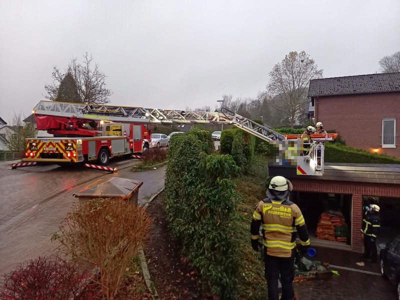 FW-EN: Mehrere Einsätze beschäftigten die Feuerwehr am Wochenbeginn - Feuerwehr und Rettungsdienst retteten Mann vom Garagendach - Mehrere Paralleleinsätze - Foto: presseportal.de