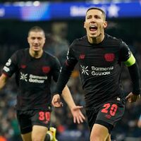 Leverkusens Alejandro Grimaldo jubelt nach seinem Führungstreffer.  - Foto: Dave Thompson/AP/dpa