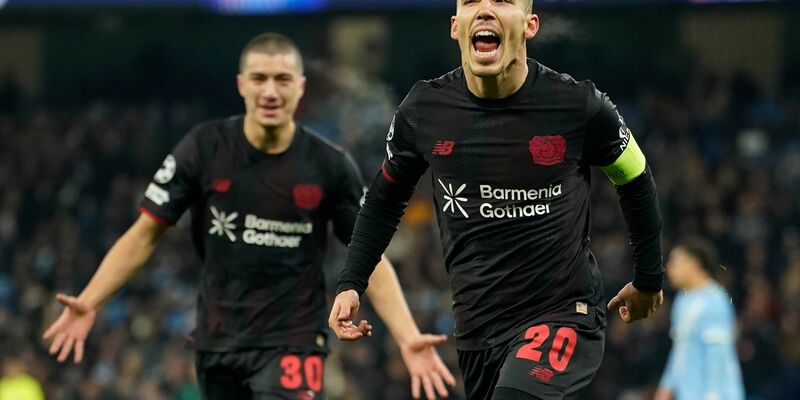 Leverkusens Alejandro Grimaldo schießt das 1:0. - Foto: Dave Thompson/AP/dpa