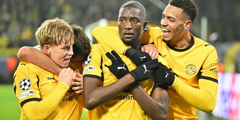 Schiedsrichter Massa zückt nach Studium der Videobilder Rot gegen Villarreals Foyth - Foto: Bernd Thissen/dpa