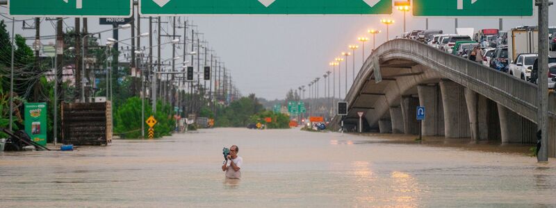Hunderttausende sind in Südthailand auf der Flucht vor dem Hochwasser. - Foto: -/XinHua/dpa