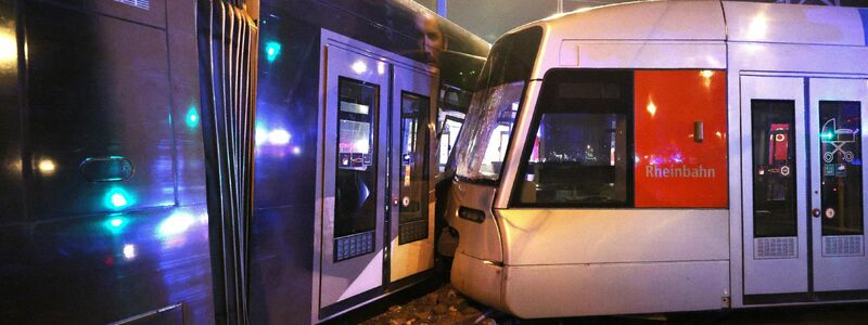 Die Straßenbahn entgleiste. - Foto: David Young/dpa