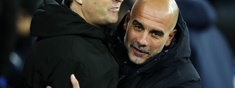 Manchester Citys Trainer Pep Guardiola (r) umarmt Bayer Leverkusens Cheftrainer Kasper Hjulmand vor dem Spiel.  - Foto: Nick Potts/PA Wire/dpa
