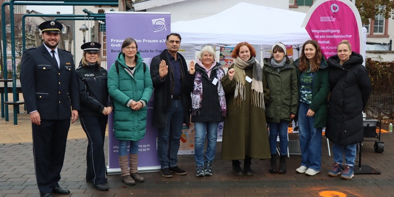 POL-DA: Groß-Gerau: Internationaler Tag gegen Gewalt an Frauen und Mädchen/Aktion Ein Schuhabdruck - ein Femizid auf dem Marktplatz - Foto: presseportal.de
