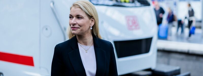 Zu Weihnachten wird «alles rollen, was rollen kann», sagt Bahn-Chefin Evelyn Palla mit Blick auf den Einsatz aller verfügbaren Züge. - Foto: Christoph Soeder/dpa