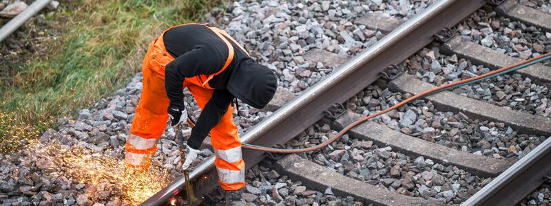 Die Zahl der Bahn-Baustellen soll 2026 von derzeit rund 26.000 auf etwa 28.000 steigen. - Foto: Daniel Vogl/dpa