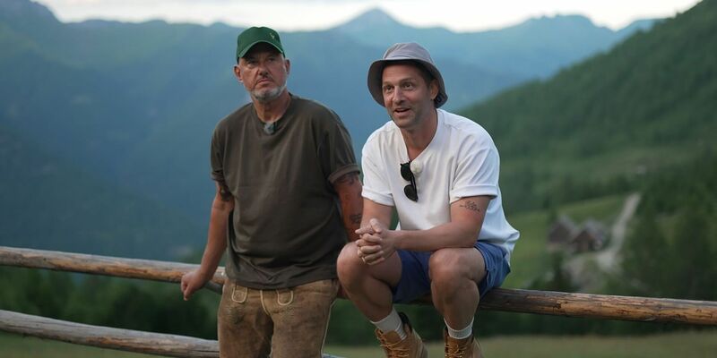 Die beiden TV-Köche sind ab Donnerstag (20.15 Uhr) in ihrem neuen Doku-Format «Rosin & Kumptner: Mission Mittendrin!» auf Kabel Eins zu sehen. - Foto: -/Joyn/dpa