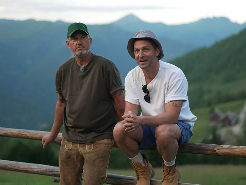 Die beiden TV-Köche sind ab Donnerstag (20.15 Uhr) in ihrem neuen Doku-Format «Rosin & Kumptner: Mission Mittendrin!» auf Kabel Eins zu sehen. - Foto: -/Joyn/dpa