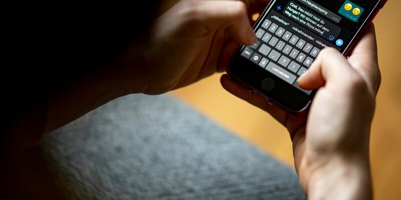 Einem Gesetzesvorschlag nach sollen Messaging-Dienste künftig mehr tun, um Kinder auf ihren Plattformen zu schützen. (Symbolbild) - Foto: Fabian Sommer/dpa