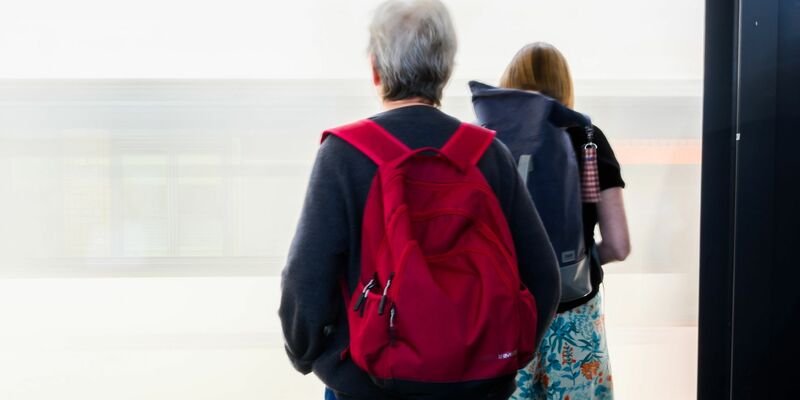 Viele Menschen sind auch im Rentenalter noch aktiv auf dem Arbeitsmarkt. (Symbolbild) - Foto: Julian Stratenschulte/dpa
