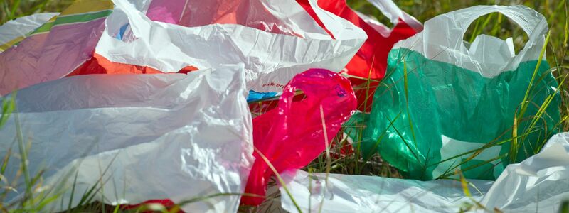 Plastiktüten wie diese sind inzwischen nicht mehr an Deutschlands Supermarkt-Kassen zu bekommen. (Archivbild) - Foto: picture alliance / ZB