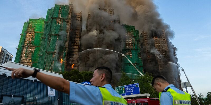 Das Feuer breitete sich an Bambusgerüsten und auch im Innenraum der Hochhäuser aus. - Foto: Chan Long Hei/AP/dpa