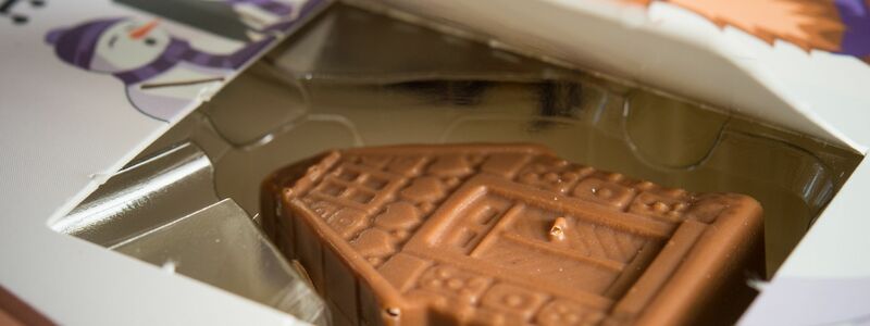 In vielen Adventskalendern steckt Schokolade - und die ist deutlich teurer geworden. (Symbolbild) - Foto: Patrick Pleul/dpa/dpa-tmn