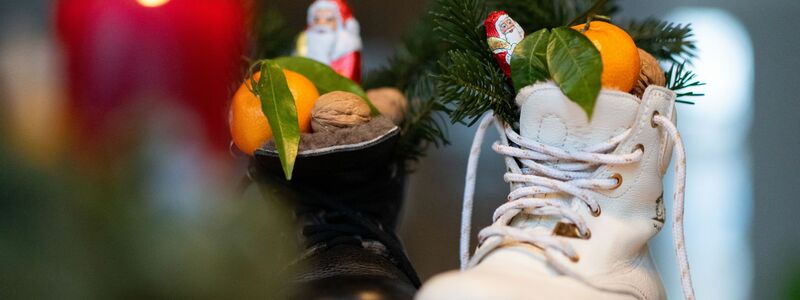 Wer Nüsse und Früchte in den Nikolausstiefel packt, kommt teilweise günstiger weg. (Symbolbild) - Foto: Marijan Murat/dpa