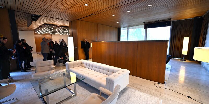 Der sogenannte Kanzlerbungalow ist nach Abschluss der Brandschutz- und Sanierungsarbeiten wieder für die Öffentlichkeit zugänglich. - Foto: Federico Gambarini/dpa