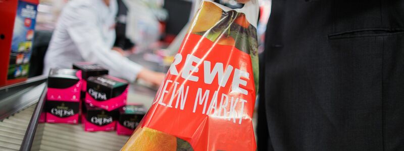Seit Mitte 2016 gibt es das nicht mehr: Plastiktüten an der Rewe-Kasse. - Foto: picture alliance / dpa
