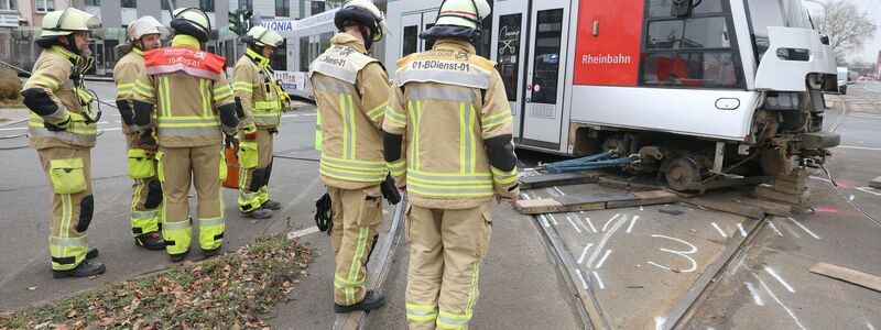 Nach der Entgleisung wurde ein Schwerlastkran angefordert. - Foto: David Young/dpa