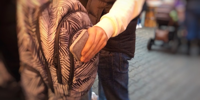 POL-PPWP: Sicher durch die Weihnachtszeit - wie man sich wirksam vor Taschendieben schützen kann - Foto: presseportal.de