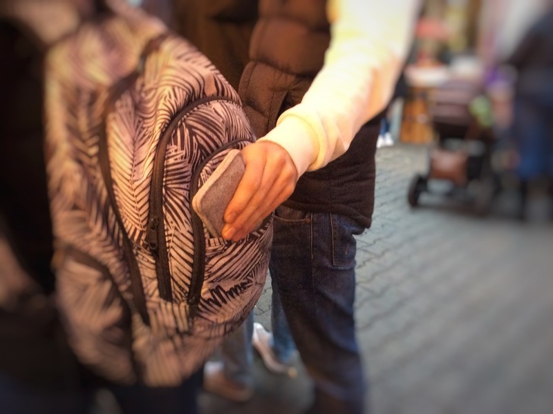 POL-PPWP: Sicher durch die Weihnachtszeit - wie man sich wirksam vor Taschendieben schützen kann - Foto: presseportal.de