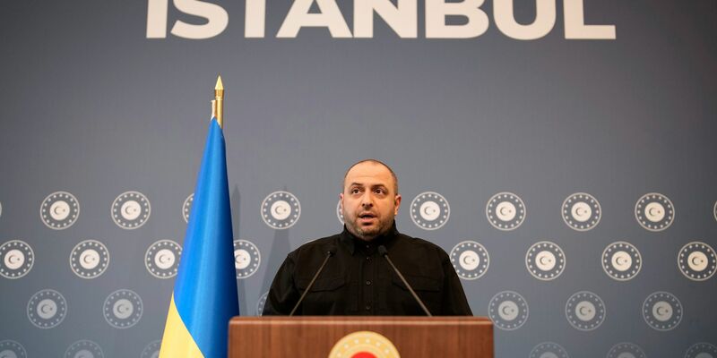 Ex-Verteidigungsminister Rustem Umjerow ist einer der Hauptunterhändler von Kiew und wurde jetzt als Zeuge in einem Schmiergeldskandal vernommen. (Archivbild) - Foto: Emrah Gurel/AP/dpa